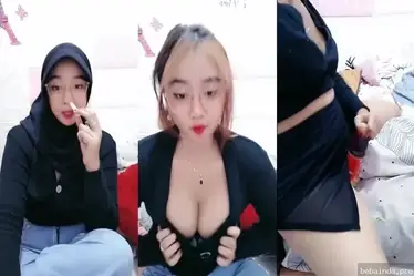 Si Cantik Pamer Tubuh Sambil Main Jari Becek